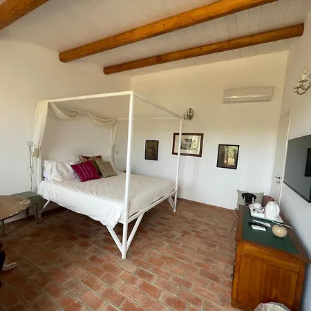 مزرعة للإقامة Castello Di Serragiumenta
