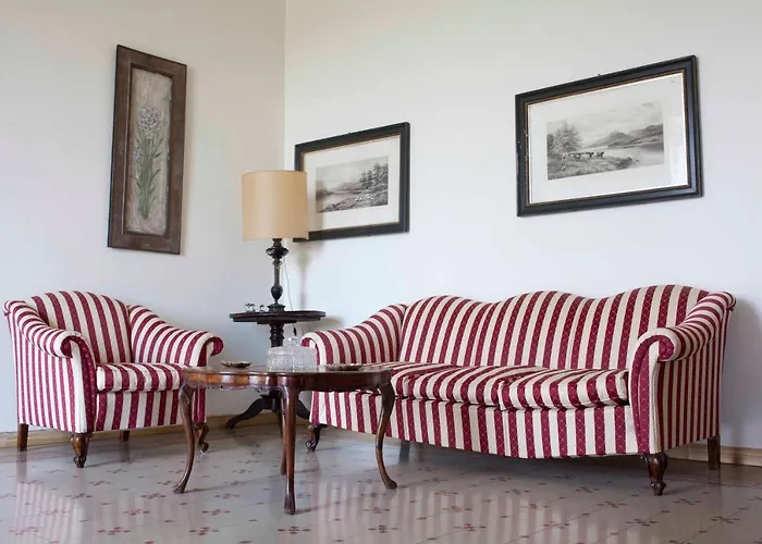 Vakantieboerderij Castello Di Serragiumenta *